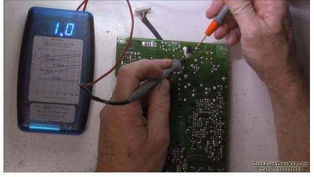 Đồng hồ đo esr màu xanh kiểm tra tụ điện bảng mạch với giá trị esr cao